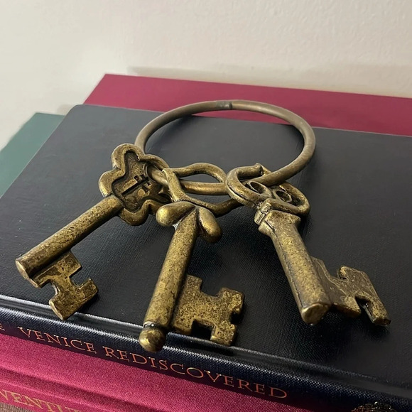 VTG Large Bronze Skeleton Church Keys on Ring Holder - Picture 2 of 2